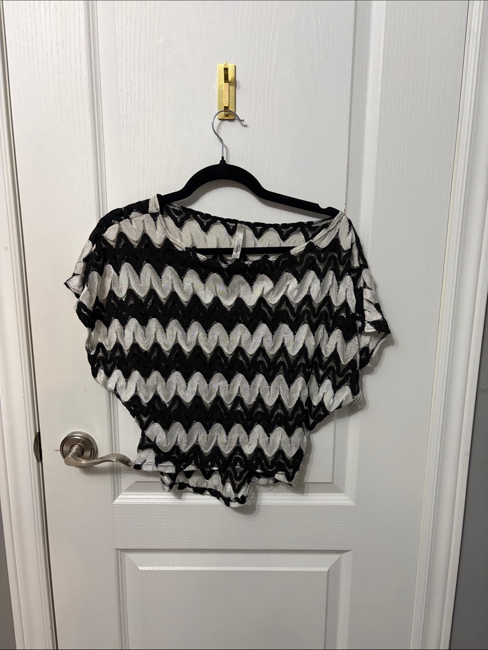 Entry Black & White Zigzag Short Sleeve Women's Top